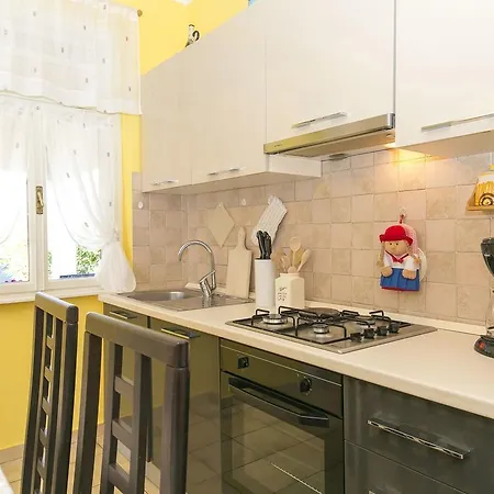 Cozy Seaside Holiday In Koromacno