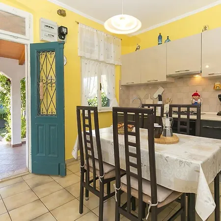 بيت للعطل Cozy Seaside Holiday In Koromacno Raša