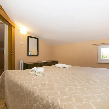 Cozy Seaside Holiday In Koromacno