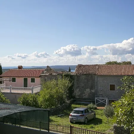 Cozy Seaside Holiday In Koromacno